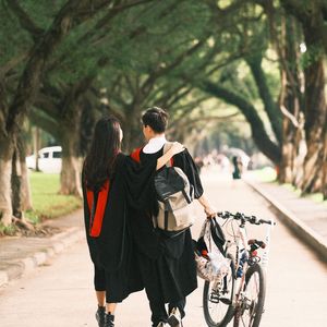 靠近你