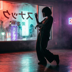 闇に踊るシルエット