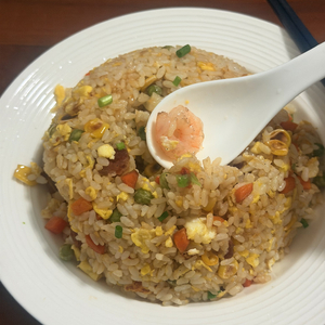 桌上的两副碗筷