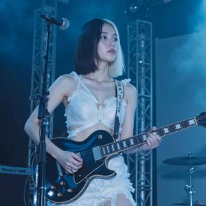 กุหลาบอาบน้ำตา (Rose Bathed in Tears)