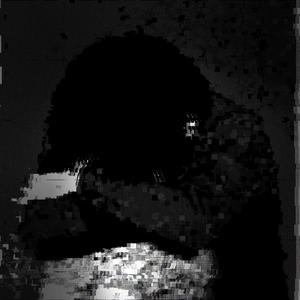 私は一日中音楽を聴いています