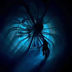 带着萨克斯的爱丽丝在海底沉思