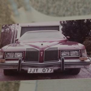 RaggarlåtEnglish (En svensk originallåt i amerikansk highway‑tappning. Svensk text och berättarstil möter amerikansk rock/country‑energi, med estetik inspirerad av en Pontiac GrandPrix. Detta är originalversionen.)