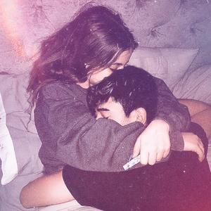 Un gato se sienta en el colchón