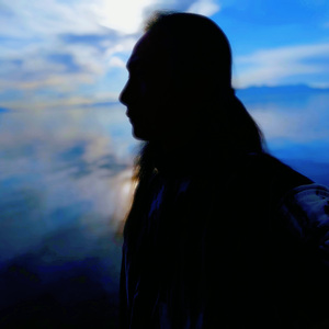 当乐声飘送，你如远方的灯塔