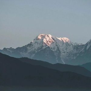 车窗外的山