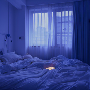 夜明け前の窓辺