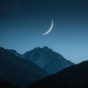 月影斜挂山峰