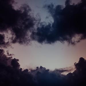 真正的光，生于黑夜。