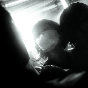 나를 여기 앉히네