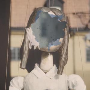 五月は花緑青の窓辺から