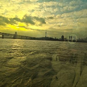 月光是条静默的船