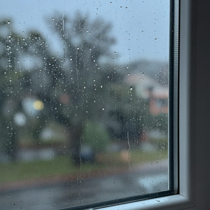 小雨轻快地敲打玻璃