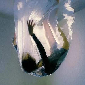 我想将你挽留 却拙于开口