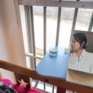 我看到落日的树倒影在水上