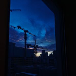 雨幕下的哀歌