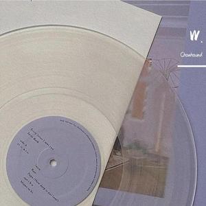 对面的女孩看过来