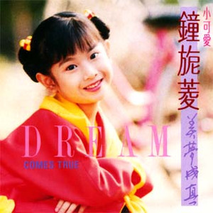 赤足走在田埂上