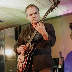 Albita pinta con los dedos