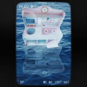 窗外传来儿童们玩闹的声音 刺耳的尖叫声让我痛苦不堪 我起身走向窗外想责骂他们但却不小心从窗台掉了下去