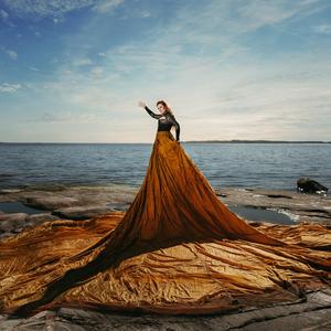 Valaise pimeä (feat. T. Léon)