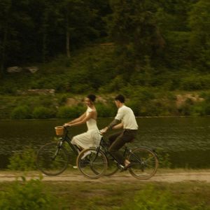 不是朋友也不算情人（伴奏）