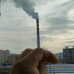 黯淡月光下的倔强起航