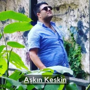 Eşarbını yan bağlama