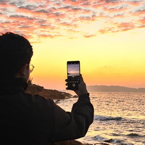 夏天海边的两人