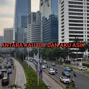 Antara kau dia dan aku asik