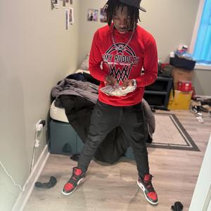 main bitch shaking ass on that car she outside