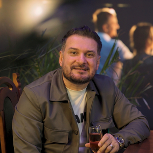 De Azi Imi Schimb Caracterul