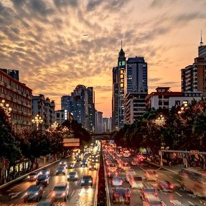 当我站在喧嚣街头