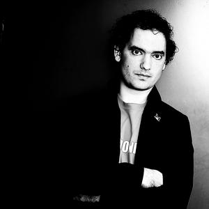 По облаците тичам