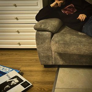 ПОПРОСИЛА ОТВЕРНУТЬСЯ