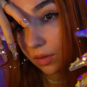 Tapping Sur La Brosse En Bois