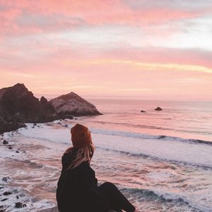 越是人声鼎沸越想你在身边