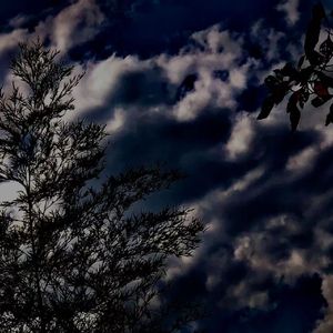 乌云中落下的是泪水