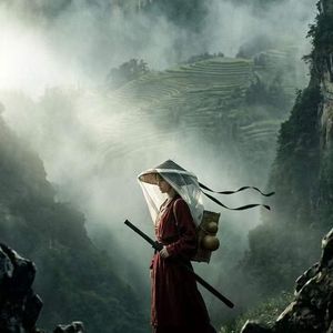 朱衣寒剑步空山