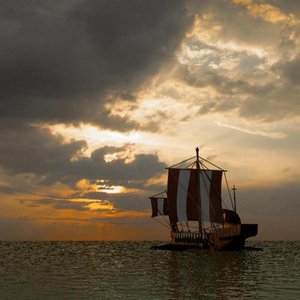 街灯拉长孤单身影