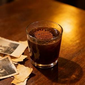我把回忆泡成一杯苦涩的酒