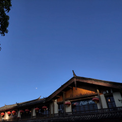 走在凌晨的丽江街头