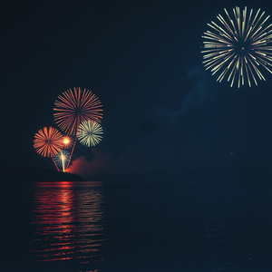水花只能开在雨天