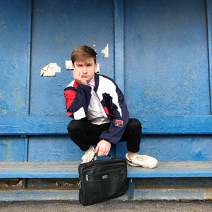 равнодушно-желтым взглядом