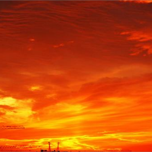 那昏黄的路灯下