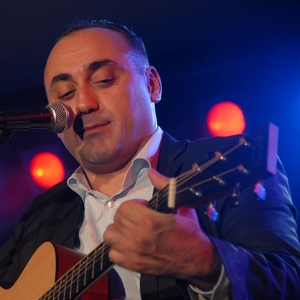 თვალებს გიკოცნიან ჩემი სიმღერები