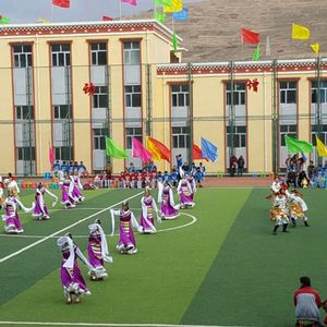 隆务二寄校校歌