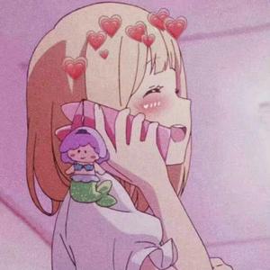 淡黄的长裙，蓬松的头发