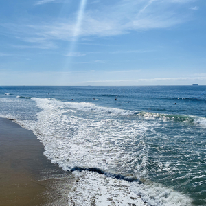 所爱隔山海，山海皆可平