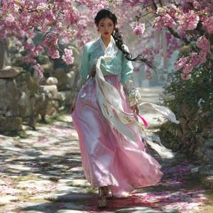 꽃길따라 사뿐걸음 (Tiptoe on the Flower Road)